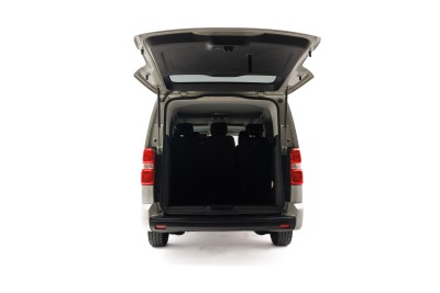 KAV Autoverhuur Peugeot E-Traveller 9 persoons personenbus laadruimte achterzijde