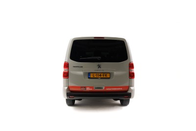 KAV Autoverhuur Peugeot E-Traveller 9 persoons personenbus huren achterkant