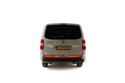 KAV Autoverhuur Peugeot Traveller 9 persoons personenbus achterdeur