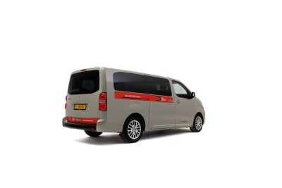 KAV Autoverhuur Peugeot Traveller 9 persoons personenbus achterzijde